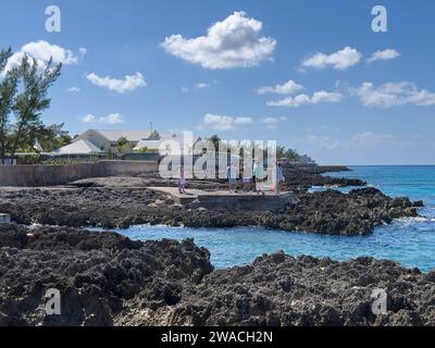 Georgetown, Kaimaninseln - 25. Januar 2023: Touristen, die auf einer wunderschönen blauen Ske über das klare blaue Meer vor dem Schildkrötenriff auf den Kaimaninseln blicken Stockfoto