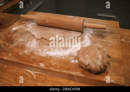 Kochen und Backen von Lebkuchen, Keksen, Desserts. Weihnachtsstimmung. Rezept für Silvester-Leckereien. Hochwertige Fotos Stockfoto