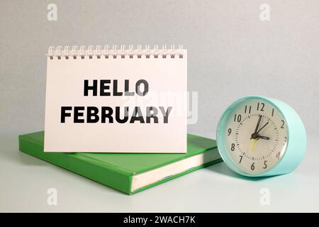 Hallo Februar Text auf einem Notizbuch mit blauem Stift geschrieben. Stockfoto