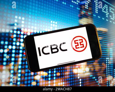 Konskie, Polen - 03. Januar 2024: Das Firmenlogo der ICBC Industrial and Commercial Bank of China wird auf dem Bildschirm des Mobiltelefons angezeigt Stockfoto