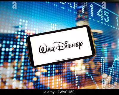 Konskie, Polen – 03. Januar 2024: Das Firmenlogo von Walt Disney Pictures wird auf dem Bildschirm des Mobiltelefons angezeigt Stockfoto