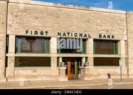 Dwight, Illinois – USA – 2. Januar 2023: Außenansicht der historischen First National Bank of Dwight, entworfen von dem Architekten Frank Lloyd Wright Stockfoto