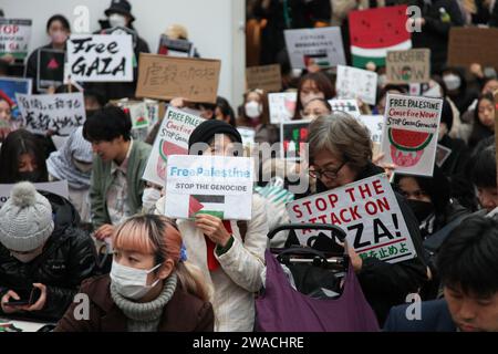 Protestkundgebung am 12. November 2023 in Shibuya, Tokio, Japan, die zu einem Waffenstillstand zur Rettung des palästinensischen Volkes in Gaza aufrief. Stockfoto