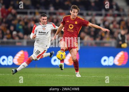 Rom, Italien. Januar 2024. Edoardo Bove von AS Roma und Luca Zanimacchia von US Cremonese während des Fußballspiels der Serie A zwischen AS Roma und US Cremonese im Olimpico-Stadion in Rom (Italien) am 3. Januar 2024. Quelle: Insidefoto di andrea staccioli/Alamy Live News Stockfoto