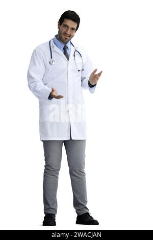 Männlicher Arzt auf weißem Hintergrund in vollem Wachstum zeigt zur Seite Stockfoto