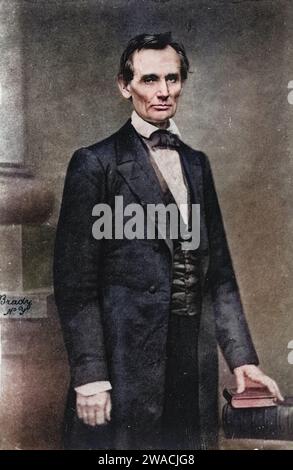 Vintage-Fotografie des Präsidenten der Vereinigten Staaten, Abraham Lincoln, der Hand auf Buch 1860 stand, coloriert und restauriert Stockfoto