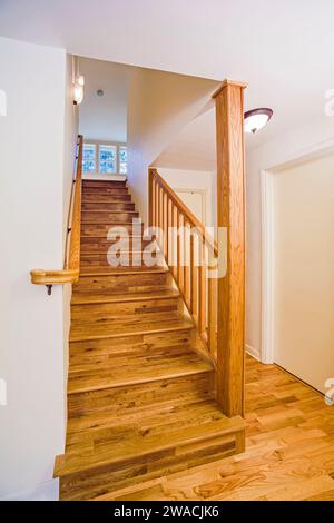 Eine renovierte Treppe auf dem Weg zu einem renovierten Dachgeschoss. Stockfoto