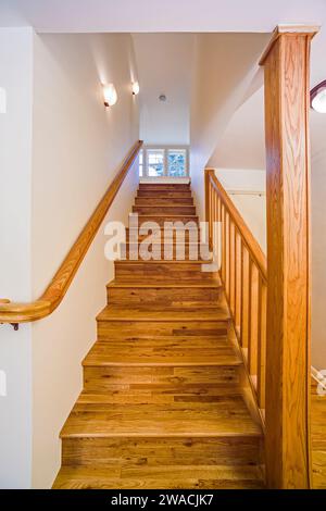 Eine renovierte Treppe auf dem Weg zu einem renovierten Dachgeschoss. Stockfoto