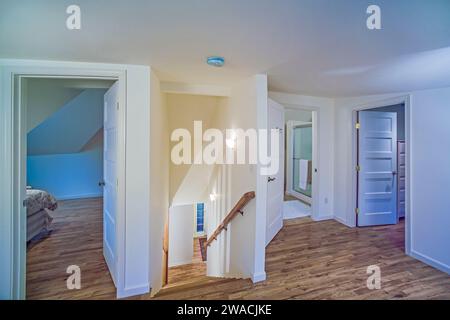 Flur, Schlafzimmer, Zimmer und Treppenhaus nach der Renovierung. Stockfoto