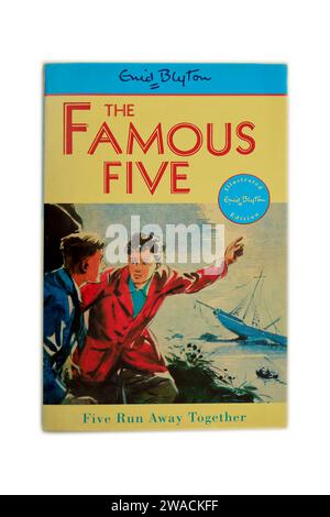 Five Run Away Together von Enid Blyton. Berühmte fünf Taschenbuch auf weißem Hintergrund. Studio eingerichtet. Dezember 2023 Stockfoto