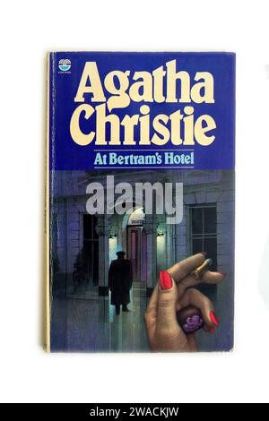 Im Bertram's Hotel. Ein Taschenbuch von Agatha Christie auf weißem Hintergrund. Studio eingerichtet. Dezember 2023 Stockfoto