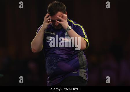 Alexandra Palace, London, Großbritannien. Januar 2024. 2023/24 PDC Paddy Power World Dart Championships Tag 16, Finale; Luke Litttler reagiert, nachdem er während seines Spiels gegen Luke Humphries ein Doppelspiel verpasst hat. Credit: Action Plus Sports/Alamy Live News Stockfoto