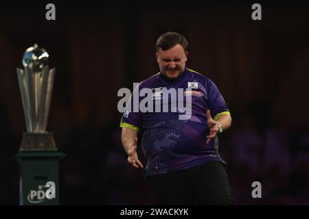 Alexandra Palace, London, Großbritannien. Januar 2024. 2023/24 PDC Paddy Power World Dart Championships Tag 16, Finale; Luke Litttler reagiert, nachdem er während seines Spiels gegen Luke Humphries ein Doppelspiel verpasst hat. Credit: Action Plus Sports/Alamy Live News Stockfoto