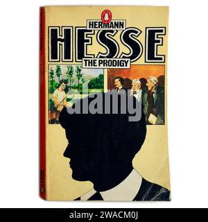 Hermann Hesse - Der Wunderkind. Taschenbuch auf weißem Hintergrund, verwendet. Studio auf weißem Hintergrund eingerichtet. Dezember 2023 Stockfoto