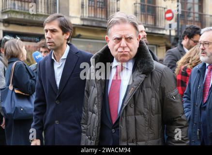 Bürgermeister von Oviedo Alfredo Canteli Fernández bei einer Veranstaltung zur Präsentation einer neuen Skulptur am Eingang der Calle Gascona Oviedo Asturias Spanien am 3. Januar 2024 Stockfoto