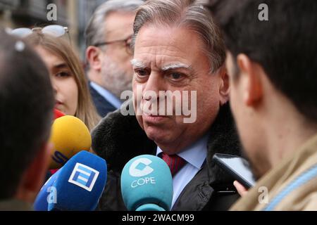 Bürgermeister von Oviedo Alfredo Canteli Fernández bei einer Veranstaltung im Interview mit den Medien Calle Gascona Oviedo Asturias Spanien 3. Januar 2024 Stockfoto