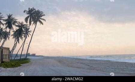 Herrlicher al haffa Strand in salalah während des Sonnenaufgangs, Oman, offiziell das Sultanat Oman. Stockfoto