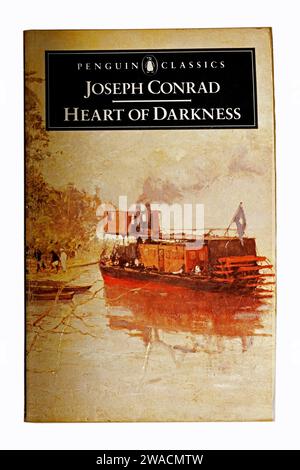 Joseph Conrad - The Heart of Darkness Pinguin Classics Bucheinband auf weißem Hintergrund. Studio eingerichtet. Dezember 2023 Stockfoto