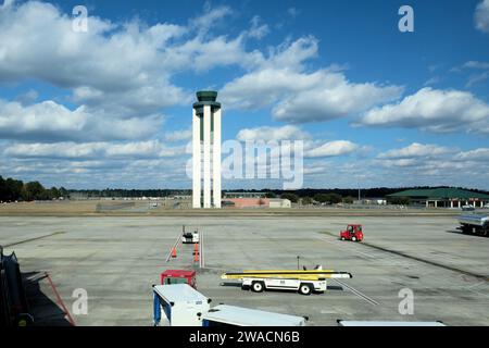 Flugsicherungsturm mit Servicefahrzeugen auf dem jetway und Asphalt am Savannah-Hilton Head Airport in Savannah, Georgia, USA. Stockfoto