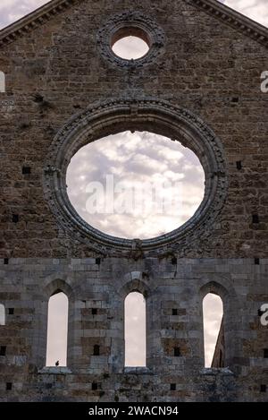 Zerstörte Fensterrosette im verlassenen Zisterzienserkloster San Galgano in der Toskana, Italien Stockfoto