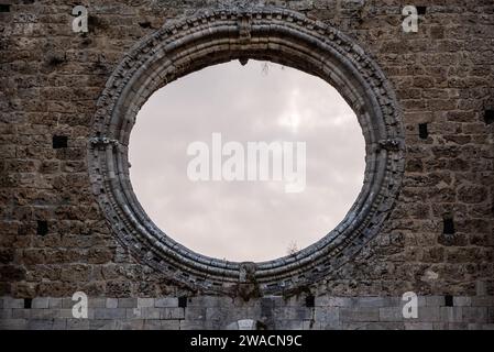 Zerstörte Fensterrosette im verlassenen Zisterzienserkloster San Galgano in der Toskana, Italien Stockfoto