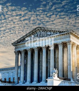 Der bewölkte und dramatische Himmel lässt die neoklassizistische Architektur des US Supreme Court Building die sitzende weiße Marmorstatue „The Guardian“, DC, hervorheben Stockfoto