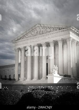 Der bewölkte und dramatische Himmel lässt die neoklassizistische Architektur des US Supreme Court Building die sitzende weiße Marmorstatue „The Guardian“, DC, hervorheben Stockfoto