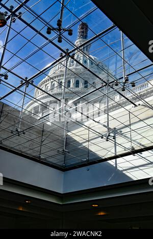 Glasdecke mit Blick auf die Kuppel des US Capitol aus dem Besucherzentrum des US Capitol mit architektonischen Details moderner Konzepte und Geschichte Stockfoto