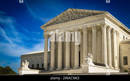 Die neoklassizistische Architektur des US Supreme Court Building hebt die sitzenden weißen Marmorstatuen, den „Guardian“ und die „Contemplation“ hervor. Der Justiz', DC Stockfoto