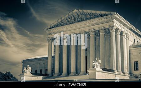 Die neoklassizistische Architektur des US Supreme Court Building hebt die sitzenden weißen Marmorstatuen, den „Guardian“ und die „Contemplation“ hervor. Der Justiz', DC Stockfoto