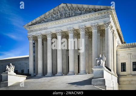 Die neoklassizistische Architektur des US Supreme Court Building hebt die sitzenden weißen Marmorstatuen, den „Guardian“ und die „Contemplation“ hervor. Der Justiz', DC Stockfoto