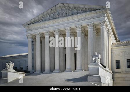 Die neoklassizistische Architektur des US Supreme Court Building hebt die sitzenden weißen Marmorstatuen, den „Guardian“ und die „Contemplation“ hervor. Der Justiz', DC Stockfoto