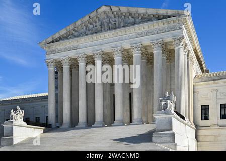 Die neoklassizistische Architektur des US Supreme Court Building hebt die sitzenden weißen Marmorstatuen, den „Guardian“ und die „Contemplation“ hervor. Der Justiz', DC Stockfoto