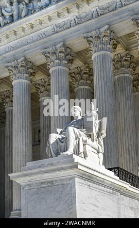 Eine dramatische Nahaufnahme der sitzenden Marmorstatue „Guardian“ im Vordergrund der neoklassischen Architektur des Obersten Gerichtshofs der USA, Washington DC Stockfoto