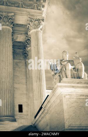 Eine dramatische Nahaufnahme der sitzenden Marmorstatue „Guardian“ im Vordergrund der neoklassischen Architektur des Obersten Gerichtshofs der USA, Washington DC Stockfoto