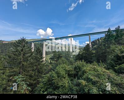 Berühmte Europa-Brücke der berühmten Brennerautobahn, die durch die alpen nach Italien führt, in Österreich Stockfoto