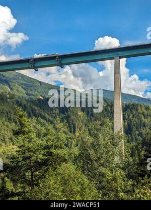 Berühmte Europa-Brücke der berühmten Brennerautobahn, die durch die alpen nach Italien führt, in Österreich Stockfoto