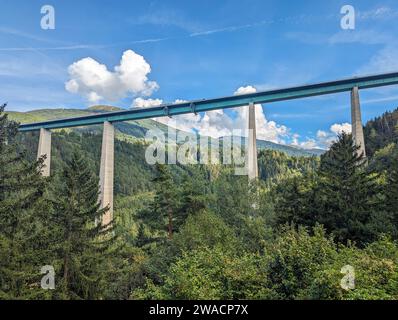 Berühmte Europa-Brücke der berühmten Brennerautobahn, die durch die alpen nach Italien führt, in Österreich Stockfoto