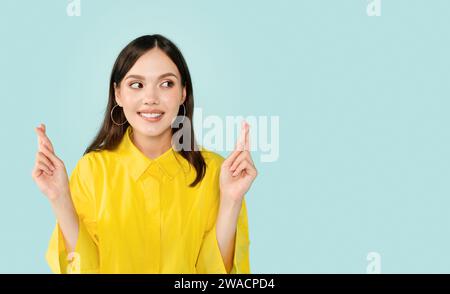 Interessierte junge Frau mit gekreuzten Fingern, Kopierraum Stockfoto
