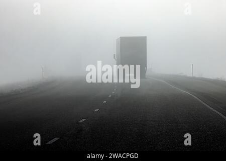 Der Nebel macht es schwierig, auf der Interstate 84 in der Nähe der Grenze zu Idaho und Utah, USA, zu fahren Stockfoto