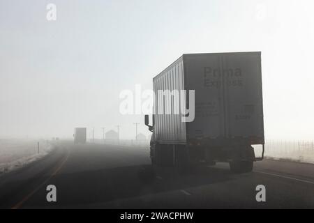 Nebel, der das Fahren auf der Interstate 84 in der Nähe der Grenze zu Idaho und Utah erschwert, USA [keine Veröffentlichung der Immobilie; nur redaktionelle Lizenzierung] Stockfoto