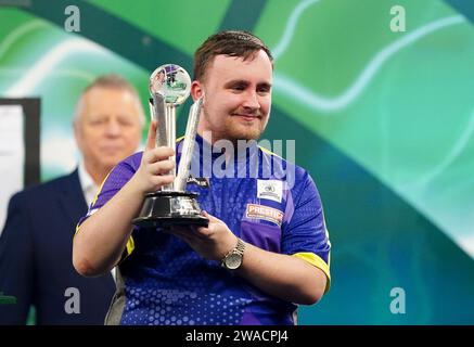 Luke Litttler feiert mit seinem Zweitplatzierten, nachdem er im Finale der Paddy Power World Darts Championship im Alexandra Palace, London, von Luke Humphries geschlagen wurde. Bilddatum: Mittwoch, 3. Januar 2024. Stockfoto