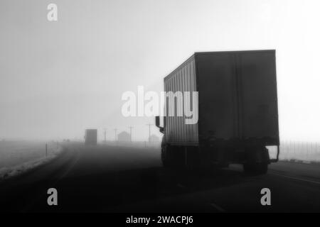 Der Nebel macht es schwierig, auf der Interstate 84 in der Nähe der Grenze zu Idaho und Utah, USA, zu fahren Stockfoto