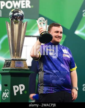 Luke Litttler feiert mit seinem Zweitplatzierten, nachdem er im Finale der Paddy Power World Darts Championship im Alexandra Palace, London, von Luke Humphries geschlagen wurde. Bilddatum: Mittwoch, 3. Januar 2024. Stockfoto