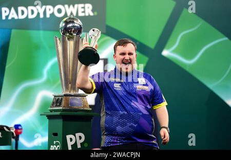 Luke Litttler feiert mit seinem Zweitplatzierten, nachdem er im Finale der Paddy Power World Darts Championship im Alexandra Palace, London, von Luke Humphries geschlagen wurde. Bilddatum: Mittwoch, 3. Januar 2024. Stockfoto