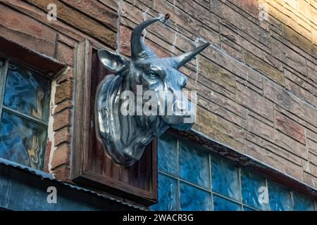 Bullenschild für eine Bar, an der der Lincoln Highway durch das Stadtzentrum von Lissabon, Iowa, USA führt [keine Veröffentlichung von Immobilien; nur redaktionelle Lizenzierung] Stockfoto