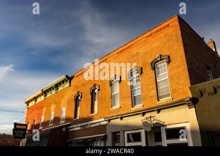 Der Lincoln Highway führt durch die Innenstadt von Lissabon, Iowa, USA [keine Veröffentlichung von Immobilien; nur redaktionelle Lizenzierung] Stockfoto