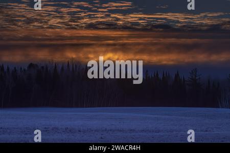 Sonnenaufgang an einem frostigen Morgen im Norden von Wisconsin. Stockfoto