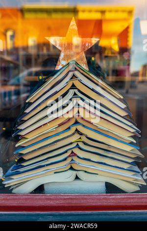 Lissabon Public Library Weihnachtsbuchbaum, wo der Lincoln Highway durch die Innenstadt von Lissabon, Iowa, USA führt [keine Immobilienveröffentlichungen; Editorial Stockfoto