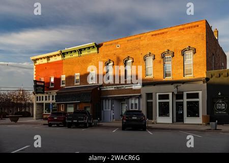 Der Lincoln Highway führt durch die Innenstadt von Lissabon, Iowa, USA [keine Veröffentlichung von Immobilien; nur redaktionelle Lizenzierung] Stockfoto